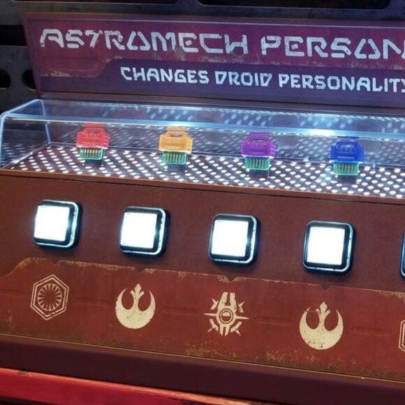 Disney Star Wars Galaxy's Edge Droid Depot Astromech Personality Chip - Picture 2 of 3